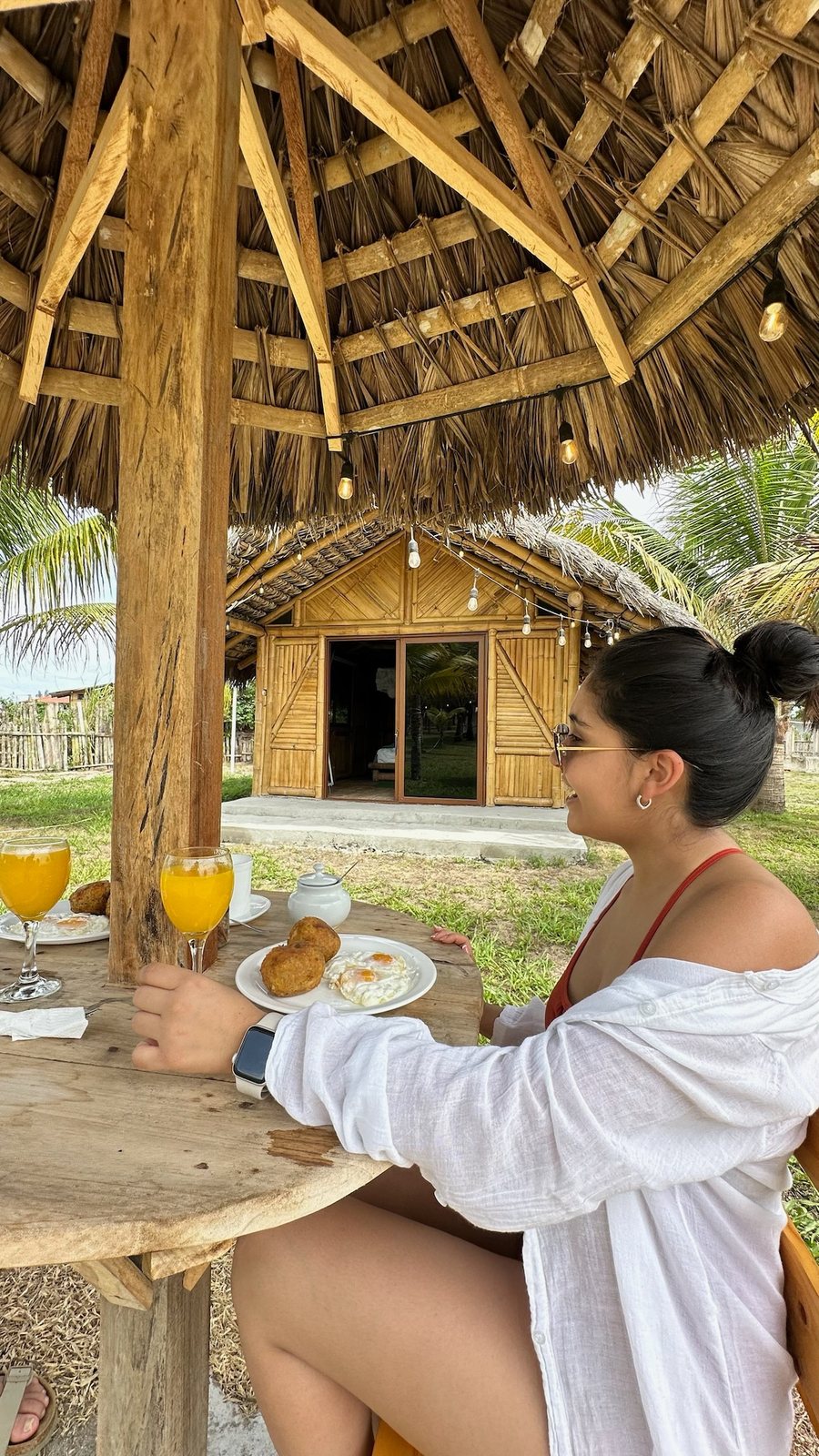 Desayuno junto a la cabaña de bambú