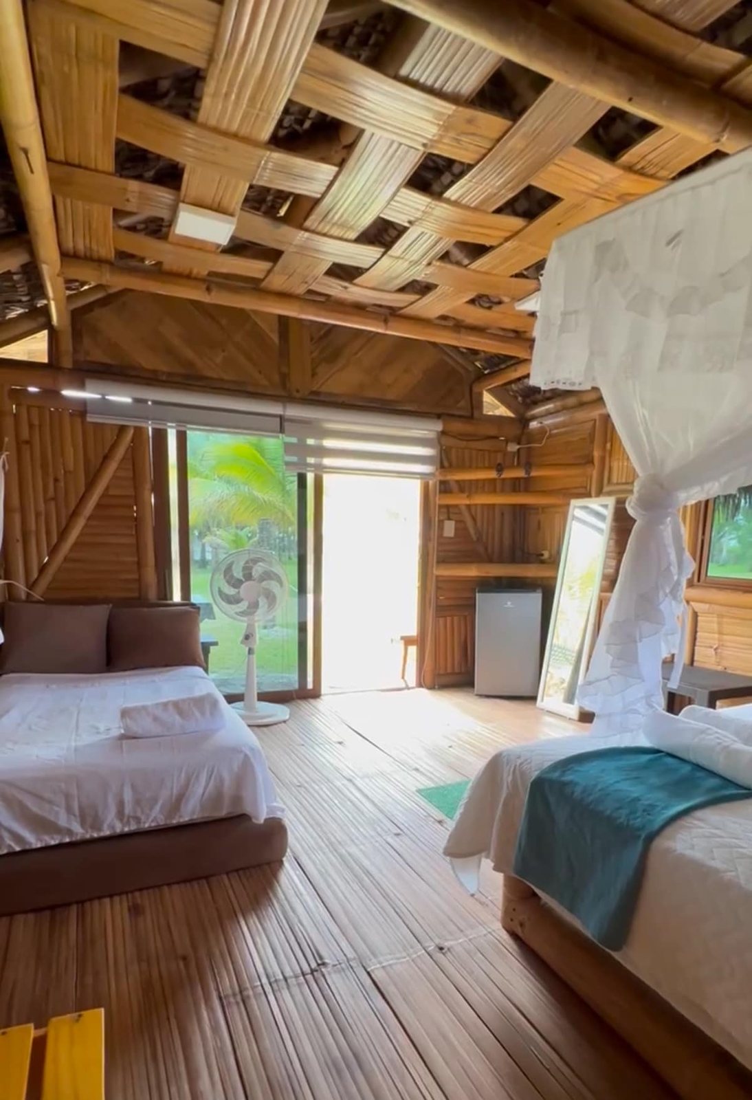 Cama con dosel y TV en Bamboo Paradise