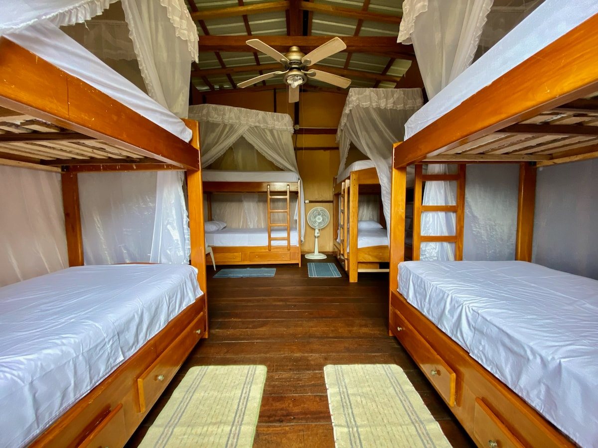 Habitación con literas y mosquiteros