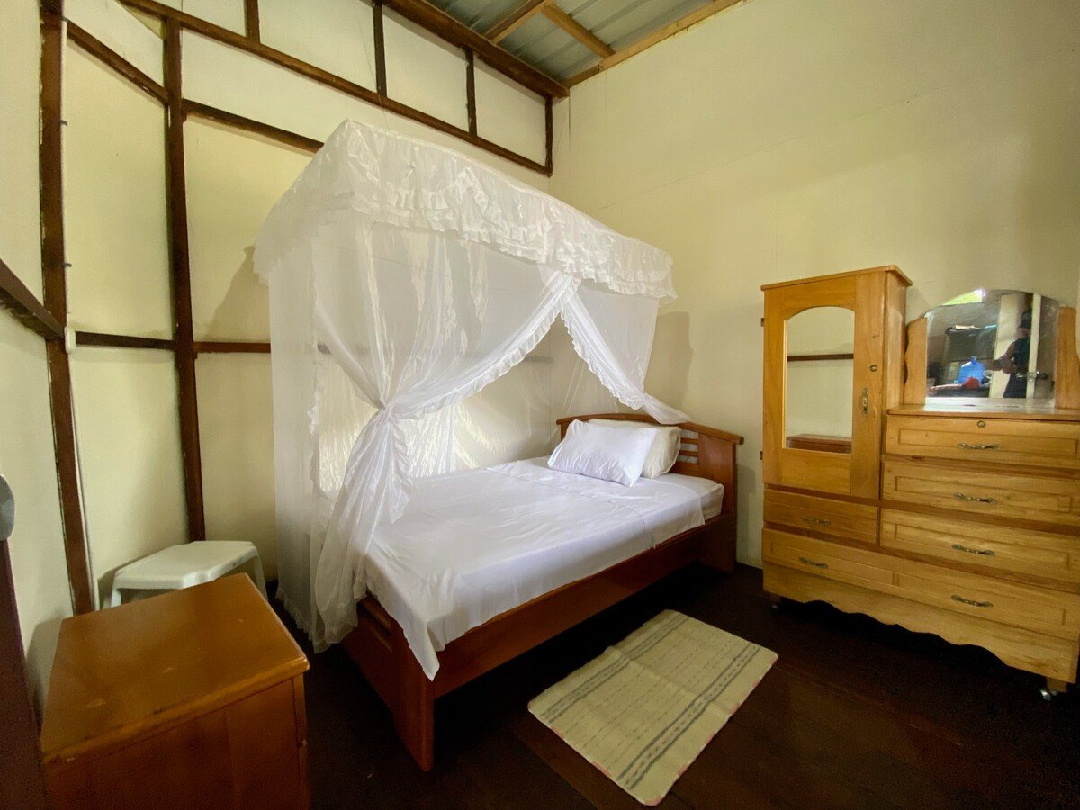 Dormitorio de la cabaña de madera